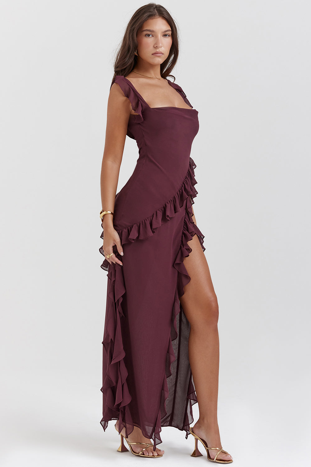 Sukienka Lola – elegancja z falbanami i rozcięciem